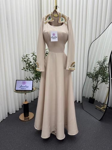 فستان طويل بيج باكمام مزينة