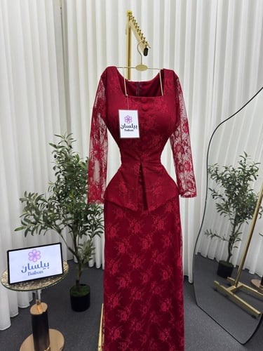 بدلة دانتيل عنابي