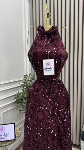 فستان طويل عنابي