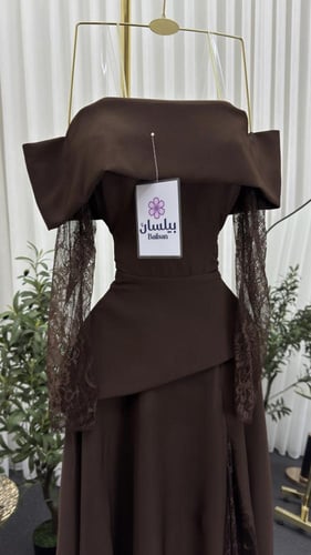 فستان طويل بني تفته باكمام دانتيل