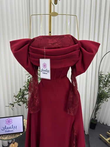 فستان طويل تفته مع دانتيل