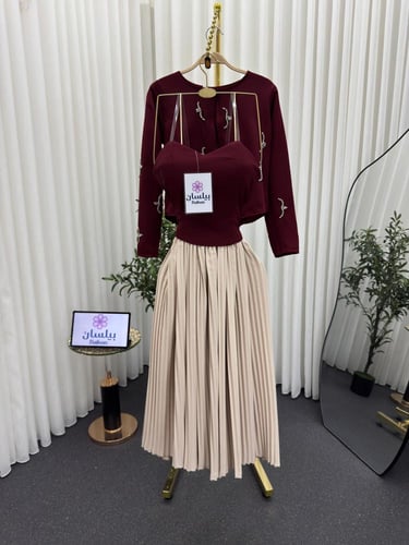 طقم خمري انيق بتنورة بيج