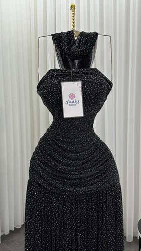 فستان سهرة طويل بتطريز