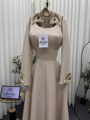 فستان طويل بيج باكمام مزينة