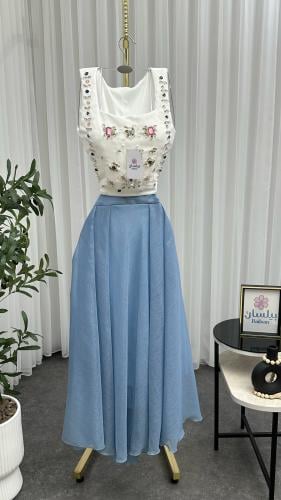 طقم تنورة مع بلوزة مطرزة