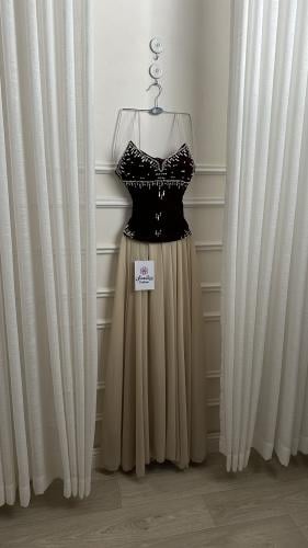 فستان طويل مخمل عنابي مع تفته بيج