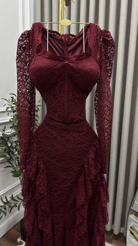 فستان طويل دانتيل