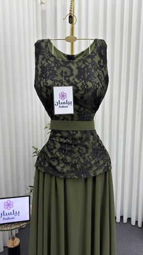 فستان طويل شيفون زيتوني مع دانتيل