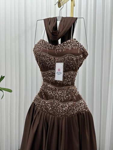 فستان طويل تفته بتطريز يدوي