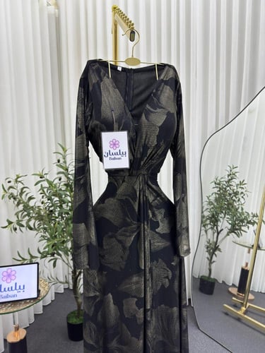 فستان طويل بنقشات ذهبية