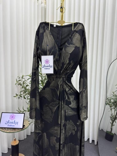 فستان طويل بنقشات ذهبية