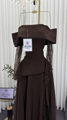فستان طويل بني تفته باكمام دانتيل
