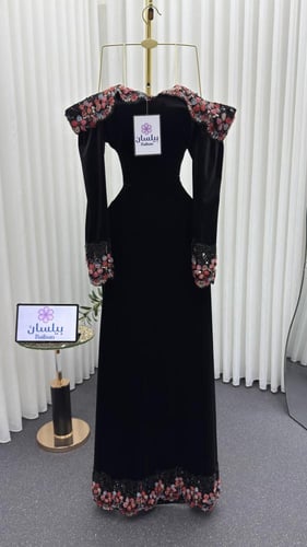 فستان طويل مخمل بورود