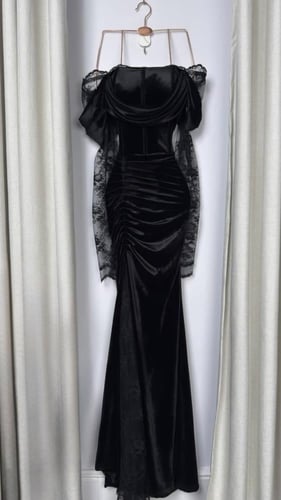 فستان طويل مخمل اسود