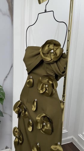 فستان طويل تفته بورود