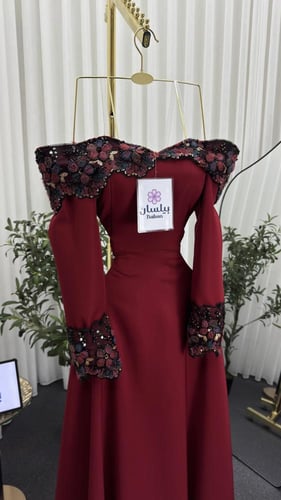 فستان طويل عنابي بورود