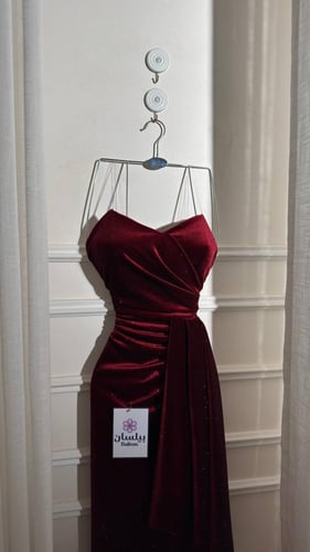 فستان مخملي احمر داكن