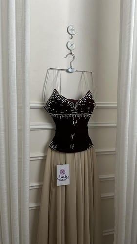 فستان طويل مخمل عنابي مع تفته بيج