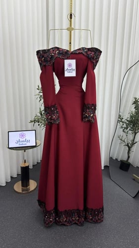 فستان طويل عنابي بورود