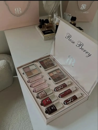 بوكس مكياج ديور ستايل من روز بيري 12 قطعة - إطلالة...