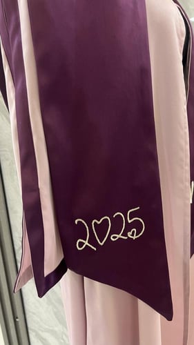 روب تتخرج مع الوشاح والقبوع مطرزة