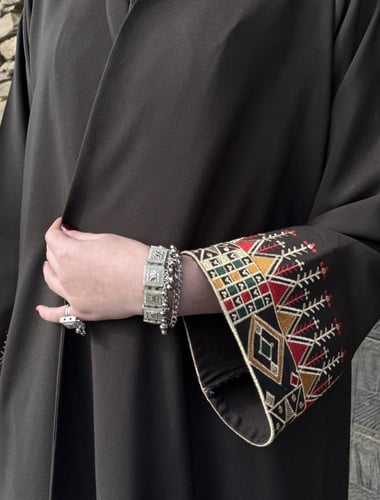 عباية مطرزة من الامام والاكمام بالقط العسيري مع طر...