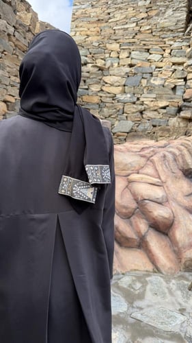 عباية / جلابية مع امكانية اضافة فستان داخلي و طرحة...