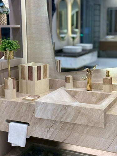 طقم إكسسوارات حمام فاخر بتصميم رخامي أنيق