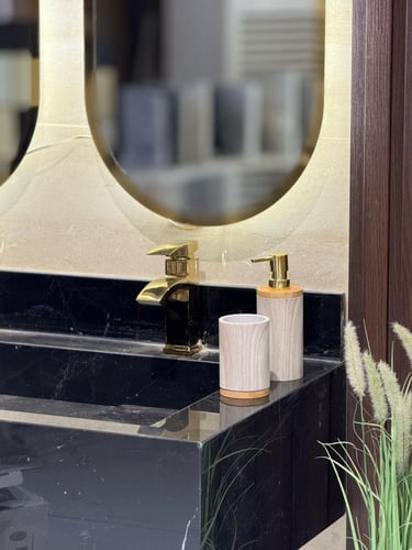 طقم إكسسوارات حمام فاخر بتصميم رخامي أنيق