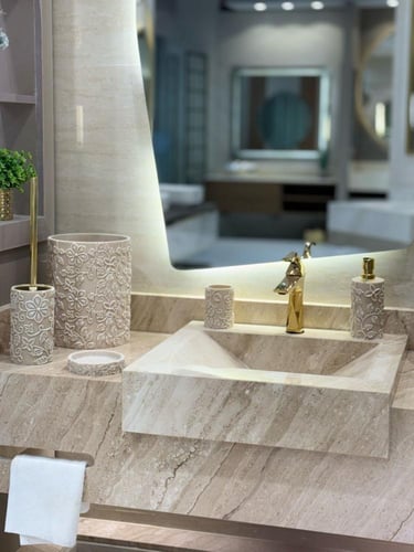 طقم إكسسوارات حمام فاخر بتصميم رخامي أنيق