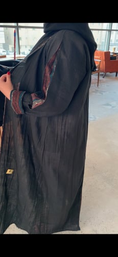عباية كسرة باليد والظهر