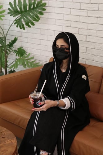 عباية بتطريز ابيض