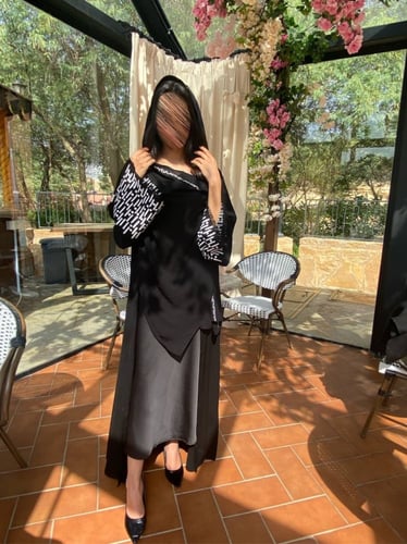 عباية تطريز على الكم ابيض