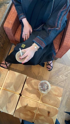 عباية كسرة باليد والظهر