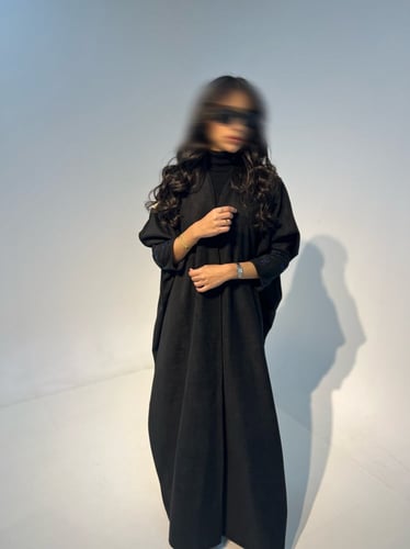 عباية بتطريز دوائر على الكم