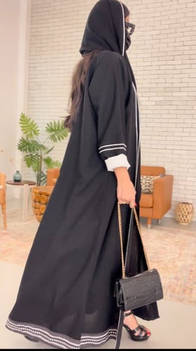 عباية بتطريز ابيض