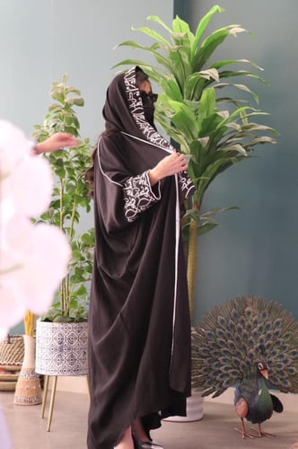 عباية بشت بتطريز الاحرف