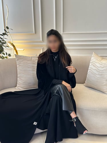 عباية اكمام مخمل