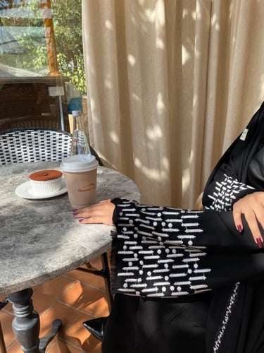 عباية تطريز على الكم ابيض