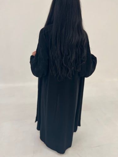 عباية بتطريز على الكم اسود