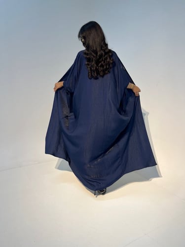 عباية بشت بربطة على اليد لون كحلي