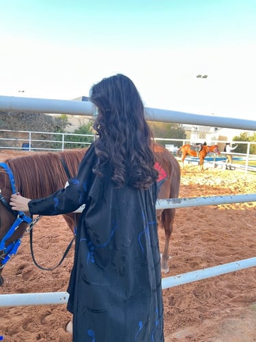 عباية بشت بتطريز كحلي