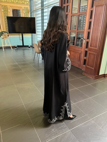 عباية بتطريز ابيض