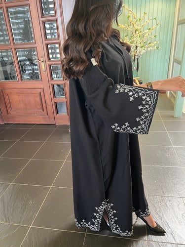 عباية بتطريز ابيض
