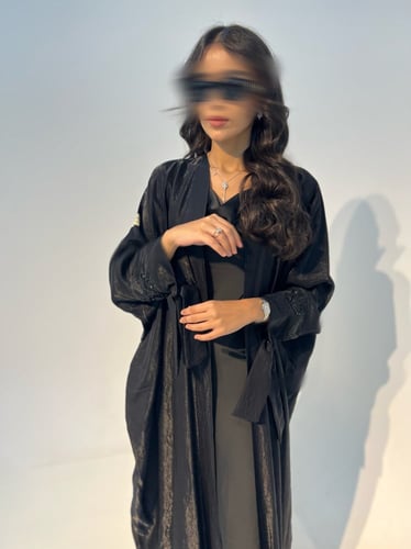 عباية بشت بربطة على اليد لون اسود