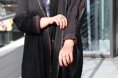 عباية كسرة باليد والظهر