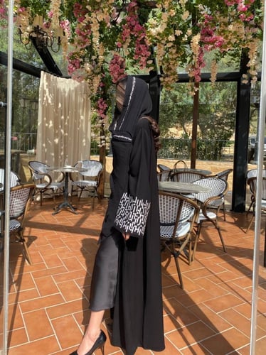 عباية تطريز على الكم ابيض