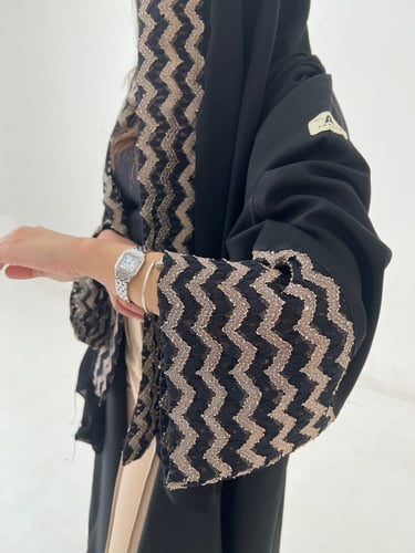 عباية بتطريز على اليد