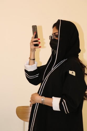 عباية بتطريز ابيض