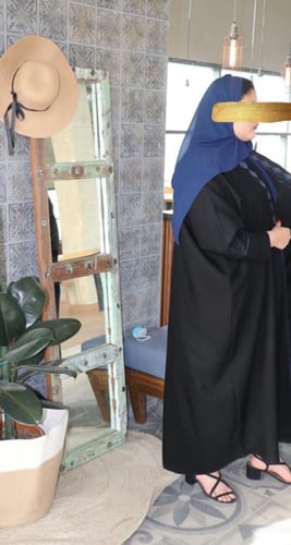 عباية بشت + طرحتين باللون الاسود والكحلي